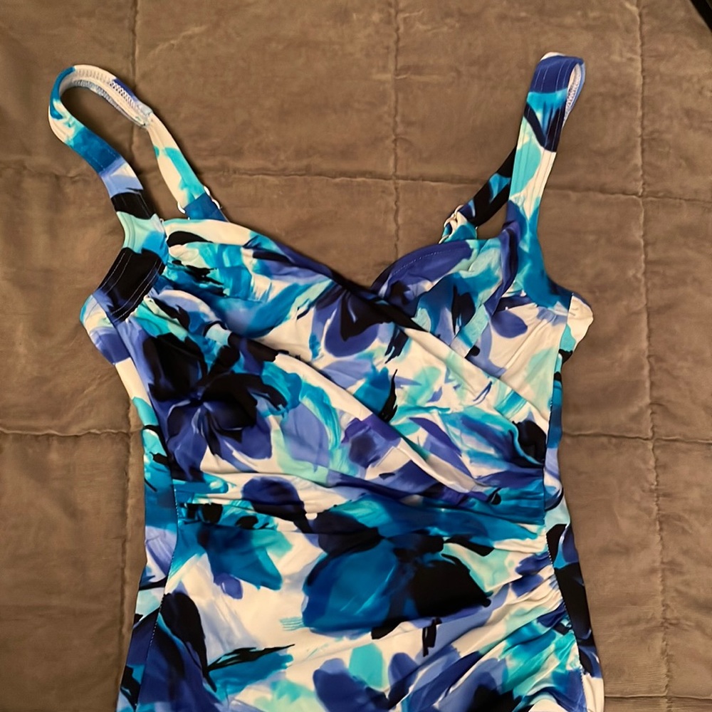 MIRACLESUIT One-Piece and Pareo Like New 8